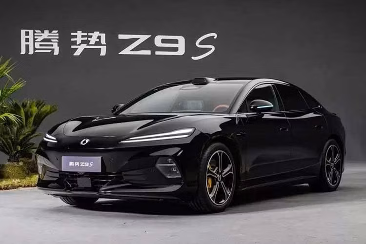 Denza Z9S được định vị là lựa chọn nhỏ gọn hơn của Denza Z9. Về kích thước, xe dài 5.090 mm, rộng 1.980 mm và cao 1.490 mm trong khi chiều dài cơ sở đạt 3.025 mm. Bên ngoài, xe sở hữu thiết kế khá đặc trưng với cụm đèn trước tách tầng, bao gồm dải LED kép phía trên và đèn pha chính đặt dọc ở hai bên cản trước.