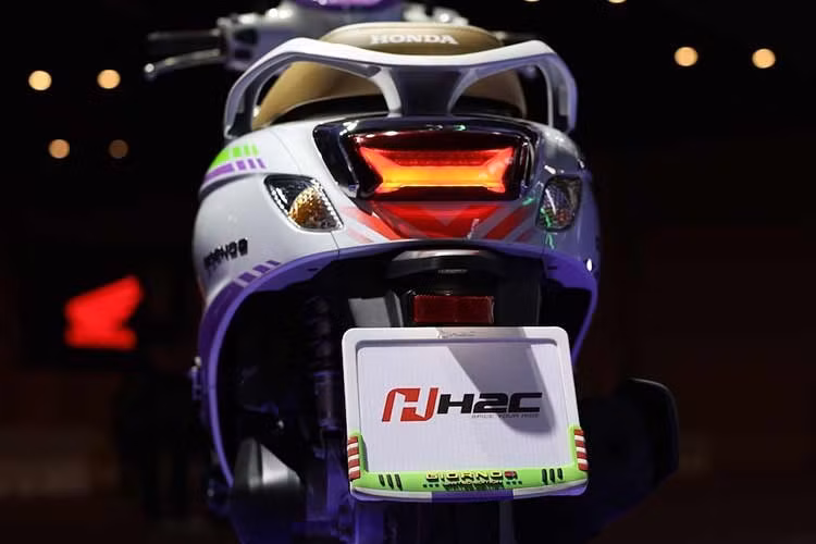 Khu vực để chân được trang bị thảm sàn nhôm BUZZ LIGHTYEAR, với họa tiết tàu vũ trụ dập nổi. Trong khi đó, phía sau xe có biển số Space Ranger, một khung biển số phiên bản giới hạn được thiết kế để phù hợp với chủ đề tổng thể của chiếc xe.