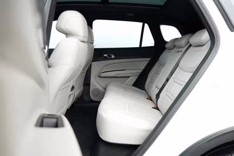 Về trang bị an toàn, bản Territory Hybrid Platinum cũng sở hữu các tính năng hỗ trợ lái như: kiểm soát hành trình thích ứng, hỗ trợ dừng và khởi động, cảnh báo điểm mù, cảnh báo phương tiện cắt ngang phía sau, đèn pha tự động, cảnh báo va chạm, phanh khẩn cấp tự động cùng chức năng cảnh báo và hỗ trợ giữ làn đường...