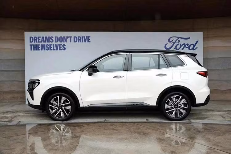 Về ngoại hình, Ford Territory Hybrid Platinum 2026 mang diện mạo mới mẻ với cụm đèn trước LED liền khối tích hợp dải đèn định vị ban ngày, lưới tản nhiệt thiết kế lại, cản trước tinh chỉnh và đèn hậu LED kéo dài suốt bề ngang xe.