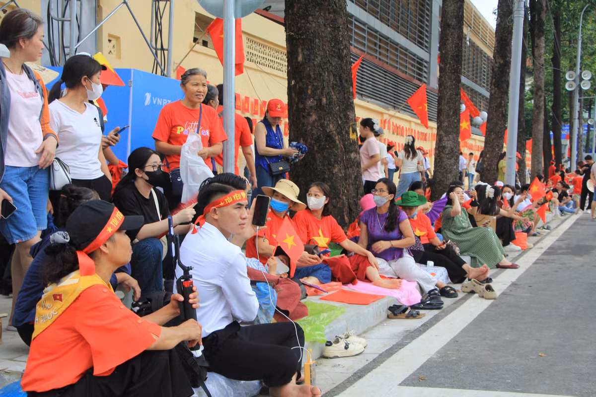 Không chỉ có những bạn trẻ, nhiều các bậc lão niên từ các tỉnh lân cận Hà Nội cũng có mặt tại khu vực xung quanh Quảng trường Ba Đình từ sớm để chuẩn bị hòa mình vào buổi tổng hợp luyện diễu binh, diễu hành Lễ kỷ niệm 80 năm Quốc khánh nước CHXHCN Việt Nam.