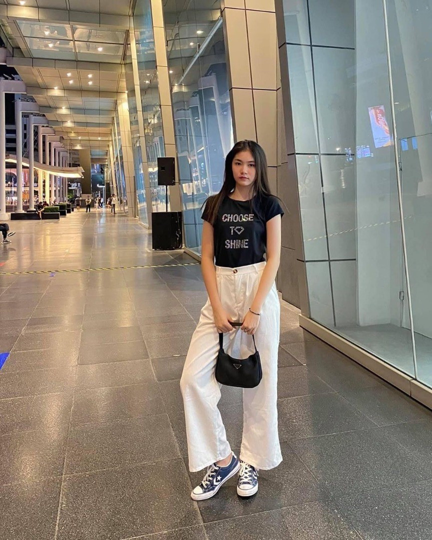 Nhan sắc ở tuổi 18 của Pitchamon Opatniput được cư dân mạng nhận xét là "dậy thì thành công". Gương mặt xinh xắn, làn da trắng cùng vóc dáng cao ráo giúp cô nổi bật ở mọi khoảnh khắc.