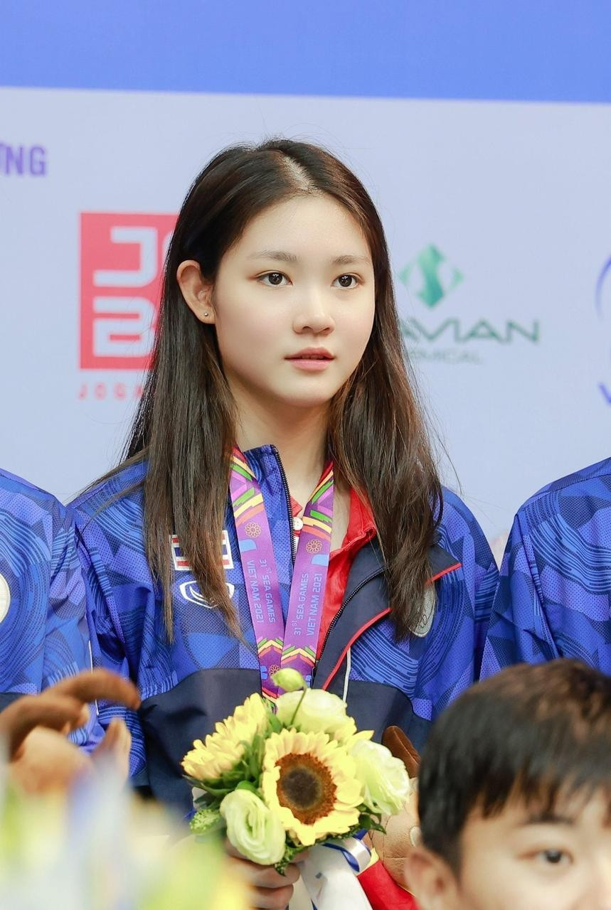 Pitchamon Opatniput từng gây sốt khắp MXH Việt Nam năm 15 tuổi - nữ tuyển thủ trẻ nhất lịch sử Thái Lan dự SEA Games 31 được tổ chức ở Việt Nam. Hình ảnh cô khi thi đấu, nhận Huy chương Vàng (HCV) nội dung đồng đội nữ được truyền thông ghi nhận, đăng tải nhanh chóng viral.