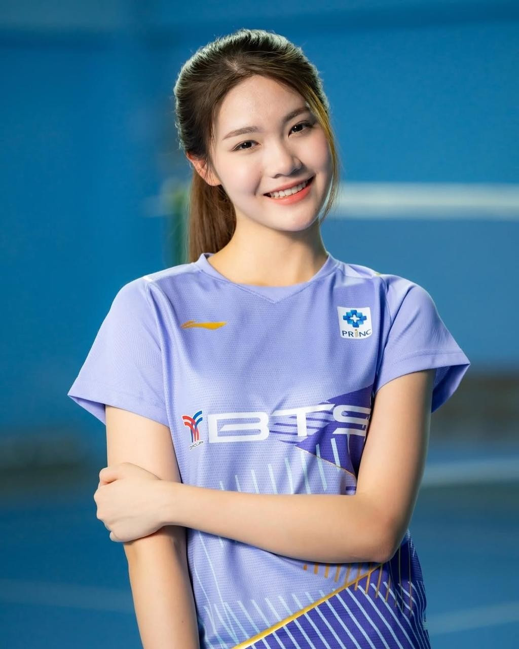 Không chỉ sở hữu vẻ ngoài xinh đẹp, Pitchamon Opatniput còn sớm nở rộ tài năng. Trước khi góp mặt ở SEA Games 31 thì nữ VĐV cầu lông này đã nổi tiếng trong nước khi lập kỷ lục là vận động viên trẻ nhất được gọi lên đội tuyển quốc gia Thái Lan ở tuổi 13; nắm trong tay 3 chức vô địch giải trẻ quốc tế.