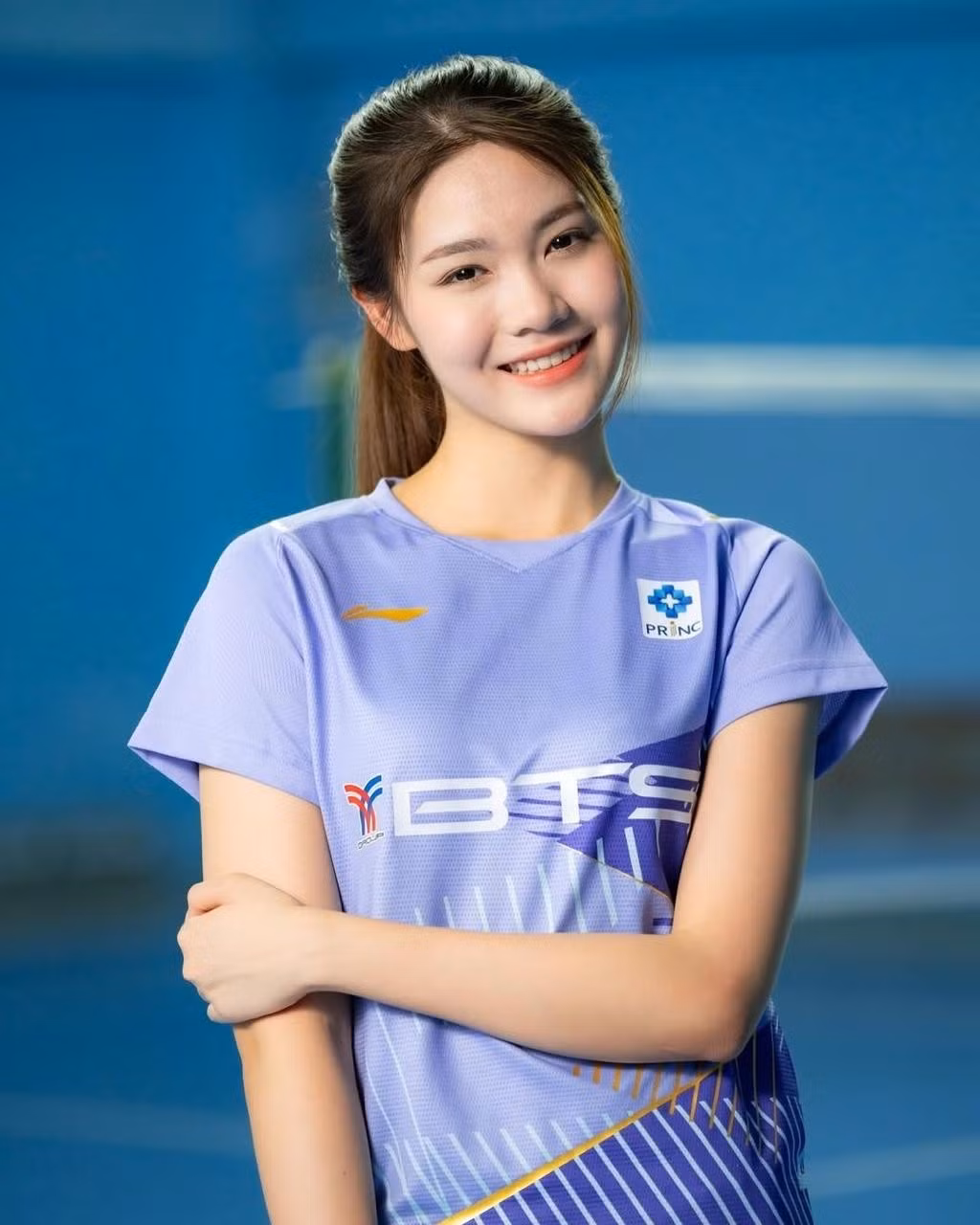 Không chỉ sở hữu vẻ ngoài xinh đẹp, Pitchamon Opatniput còn sớm nở rộ tài năng. Trước khi góp mặt ở SEA Games 31 thì nữ VĐV cầu lông này đã nổi tiếng trong nước khi lập kỷ lục là vận động viên trẻ nhất được gọi lên đội tuyển quốc gia Thái Lan ở tuổi 13; nắm trong tay 3 chức vô địch giải trẻ quốc tế.