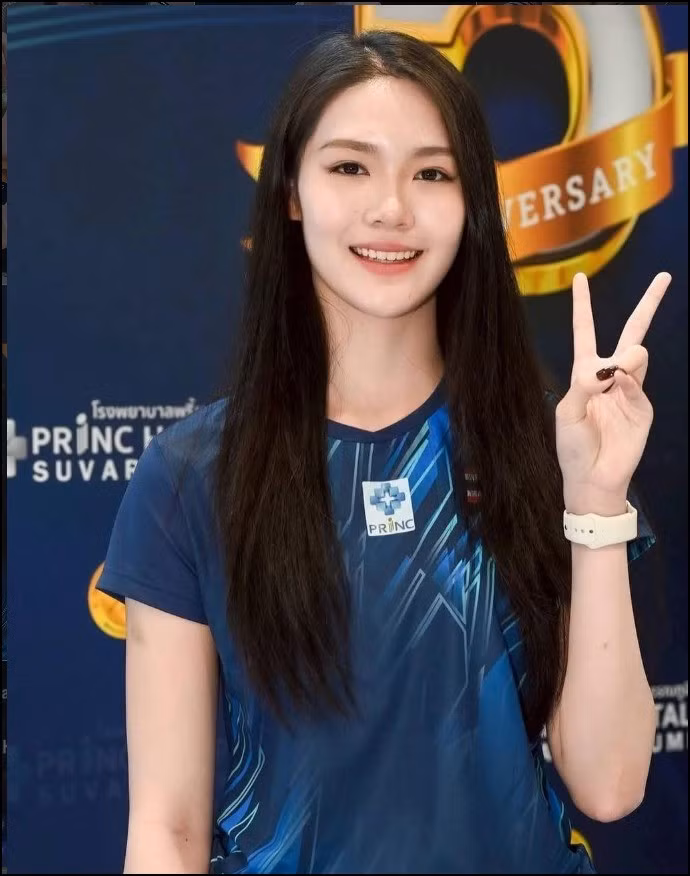 Sau 3 năm, Pitchamon Opatniput càng nổi bật hơn bao giờ hết về cả tài năng lẫn nhan sắc. Mới đây, vào tháng 9/2025, cô đã xuất sắc đăng quang Baoji China Masters 2025 - chức vô địch BWF World Tour Super 100 đầu tiên trong sự nghiệp.