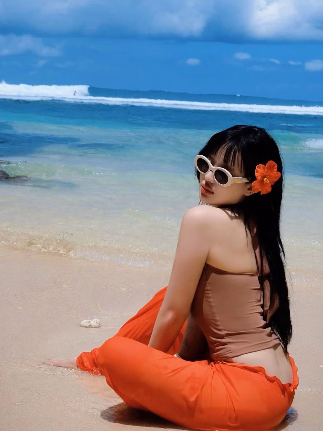 Không chỉ nổi bật nhờ visual “xinh như kẹo”, Vân Tiny còn được biết đến như một beauty blogger chia sẻ nhiều mẹo làm đẹp, dưỡng da, makeup hữu ích cho phái nữ. Sự thân thiện và gần gũi giúp cô thu hút lượng người theo dõi đông đảo.