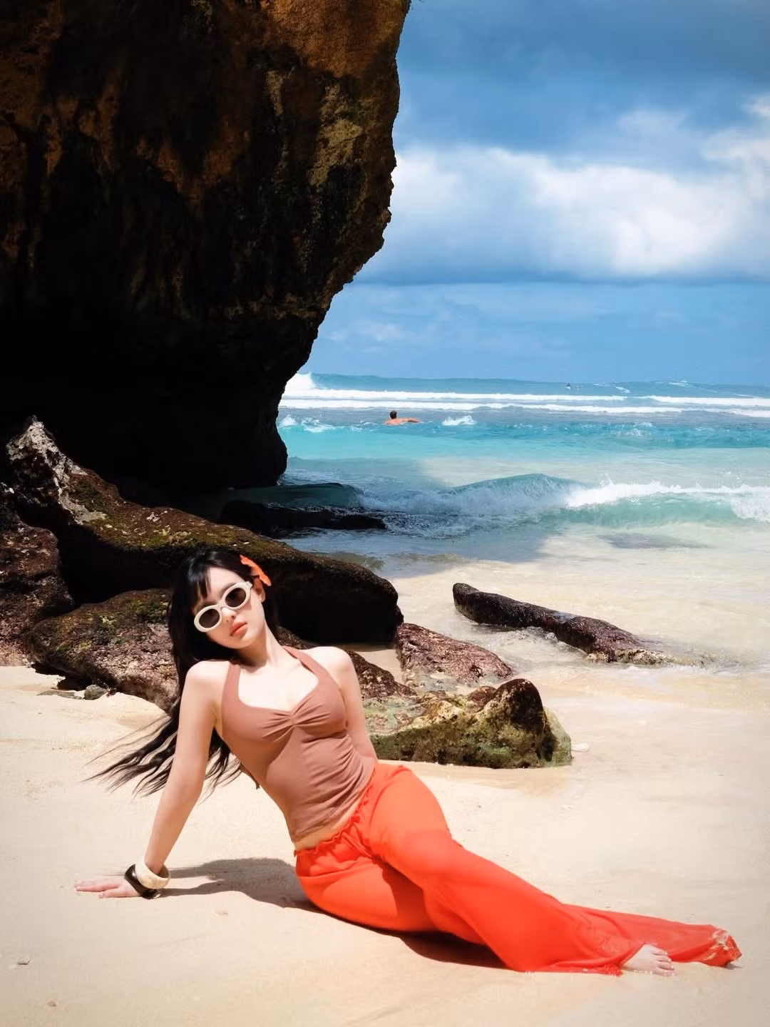 Qua những hình ảnh mới được đăng tải, Vân Tiny xuất hiện với mái tóc dài buông xoã tự nhiên, đôi lúc còn hơi ướt trong ánh nắng tạo nên thần thái vô cùng cuốn hút. Làn da trắng mịn đặc trưng của hot girl đời đầu càng nổi bật hơn khi được ánh sáng tự nhiên của biển trời Bali bao phủ.