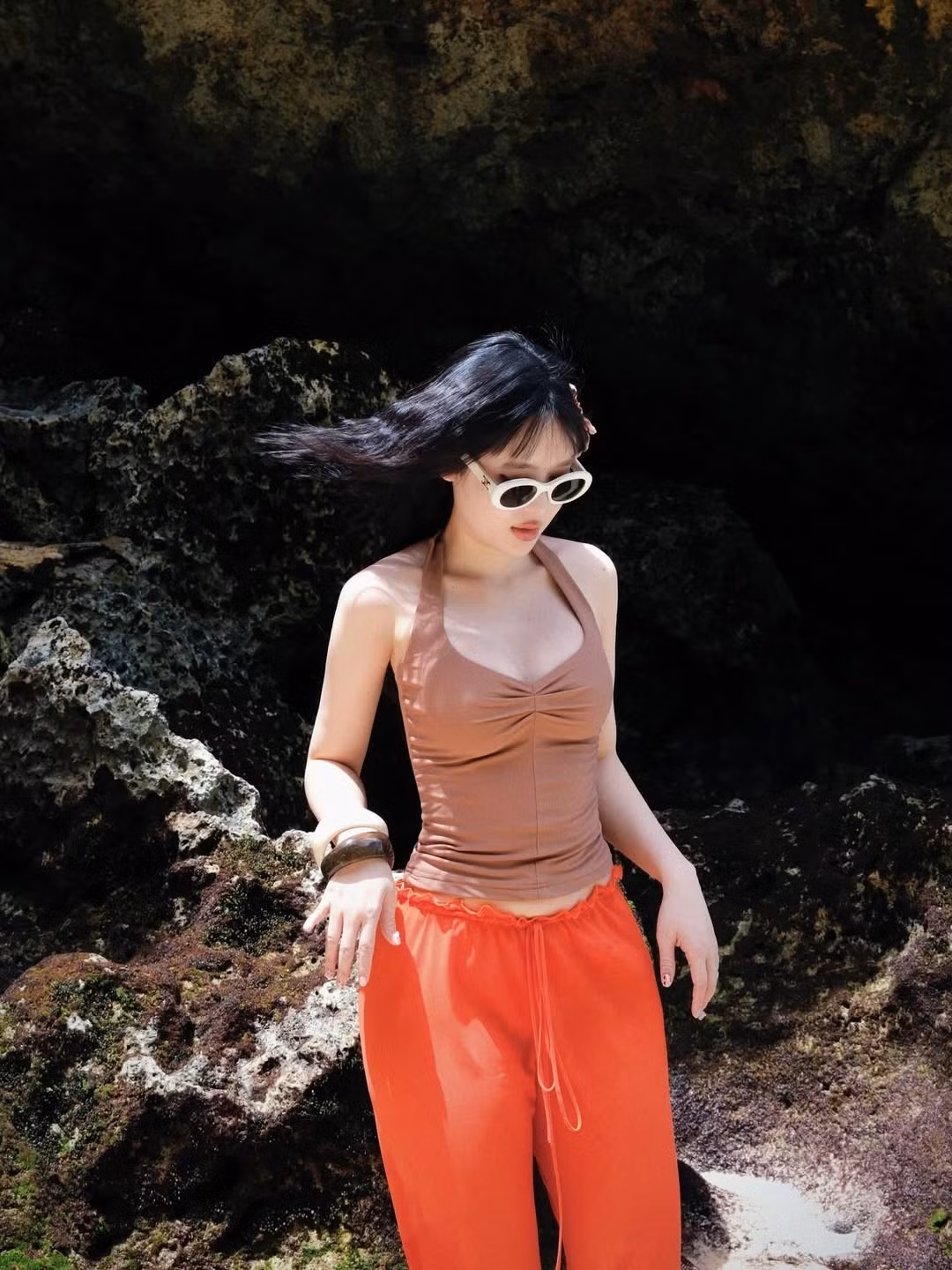 Ở vài khoảnh khắc, Vân Tiny tạo dáng trên bãi cát hoặc giữa làn nước trong veo, khoe visual ngọt ngào, đôi mắt long lanh và nụ cười nhẹ nhàng làm “đốn tim” người xem.