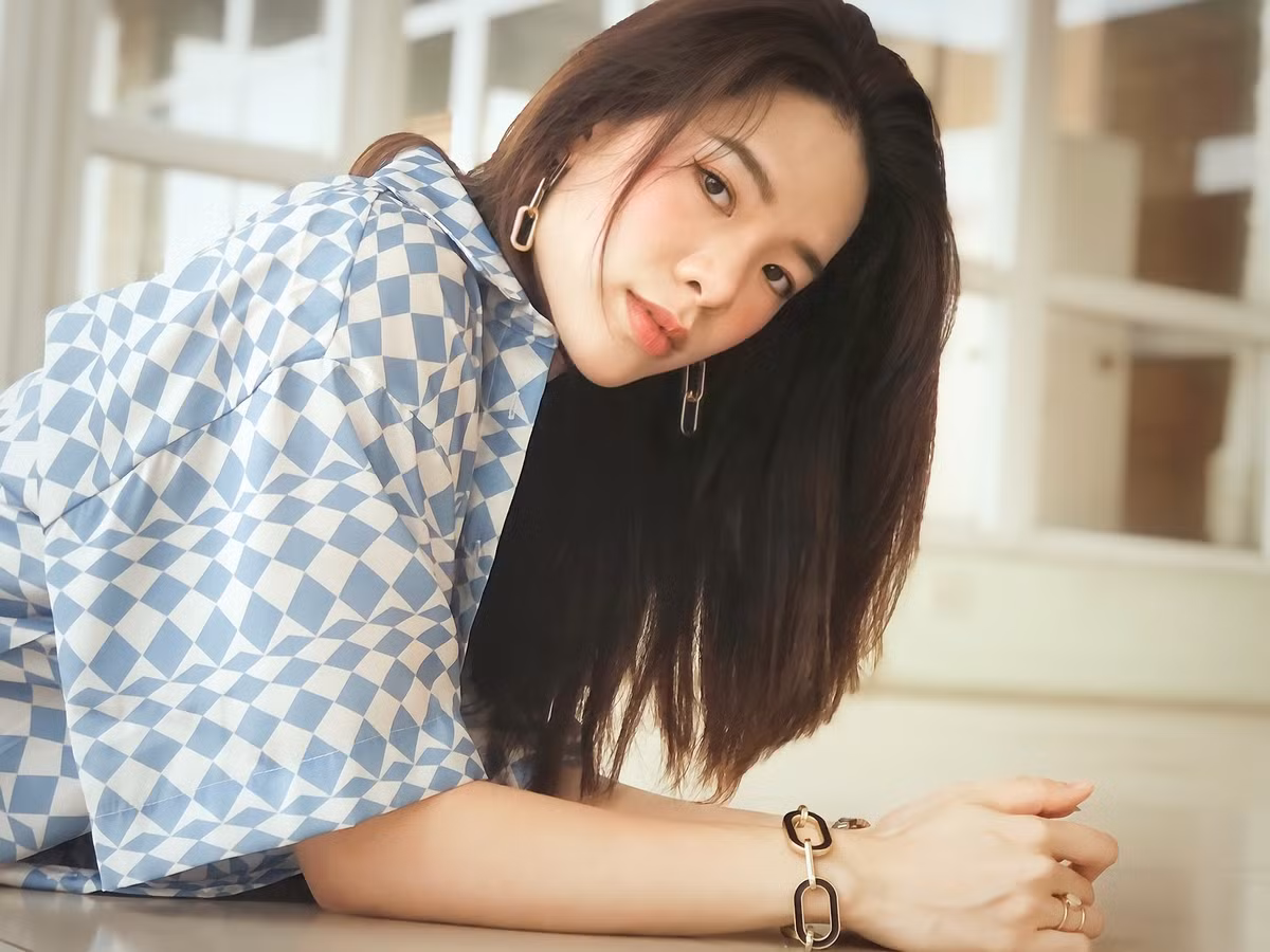 Không chỉ giỏi chuyên môn, Lê Thanh Thúy còn sở hữu vẻ đẹp được nhiều người ngưỡng mộ. Với gương mặt thanh tú, nụ cười rạng rỡ thu hút mọi ánh nhìn.