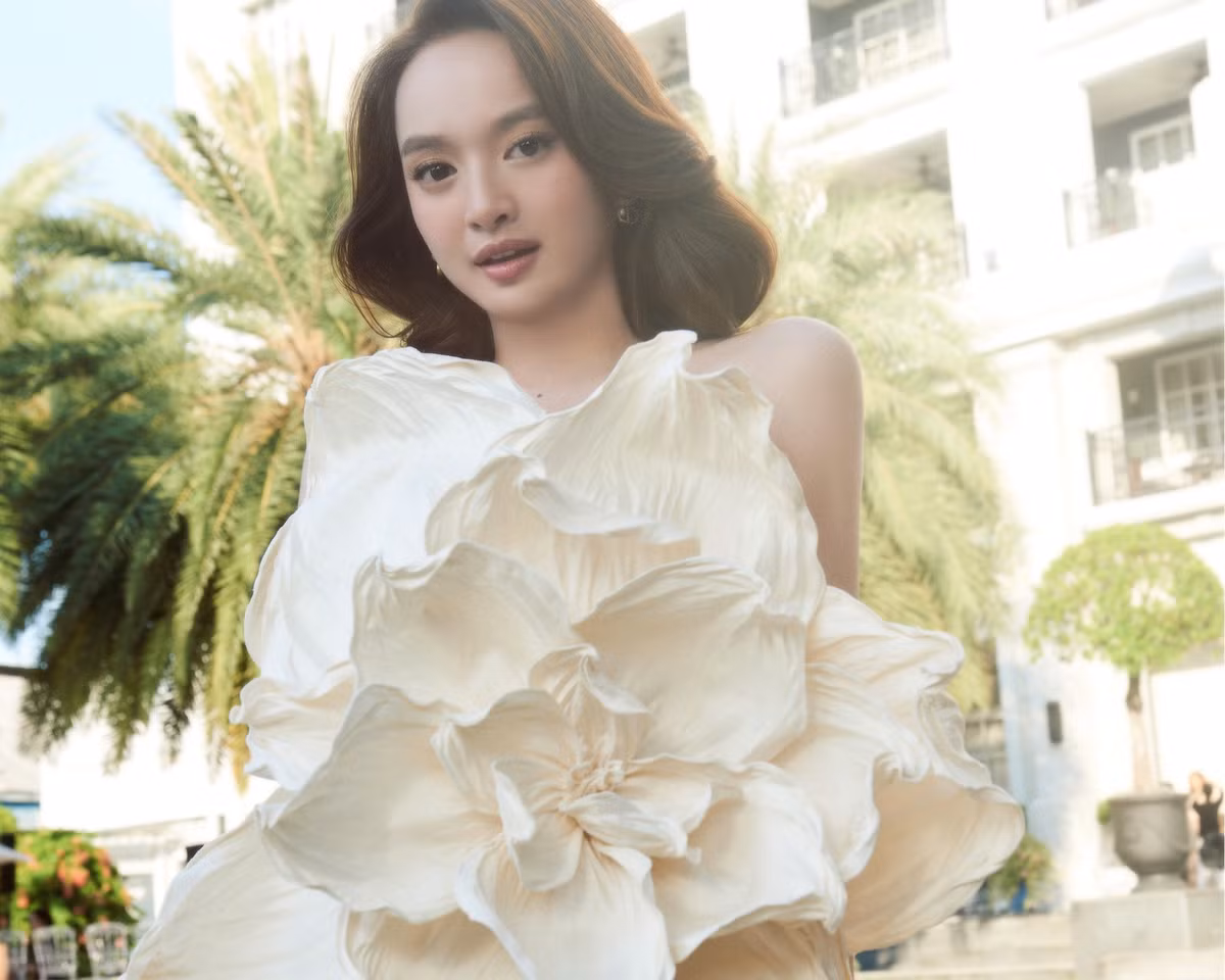 Về chuyện tình cảm, Kaity Nguyễn cũng từng được gán với nhiều tên tuổi trong showbiz cùng lời đồn "phim giả tình thật". Thậm chí, cô còn từng vướng nghi vấn làm dâu hào môn. Song trước những thông tin này, nữ diễn viên đều chọn cách giữ im lặng, không lên tiếng phản hồi. Ảnh sử dụng trong bài: FBNV