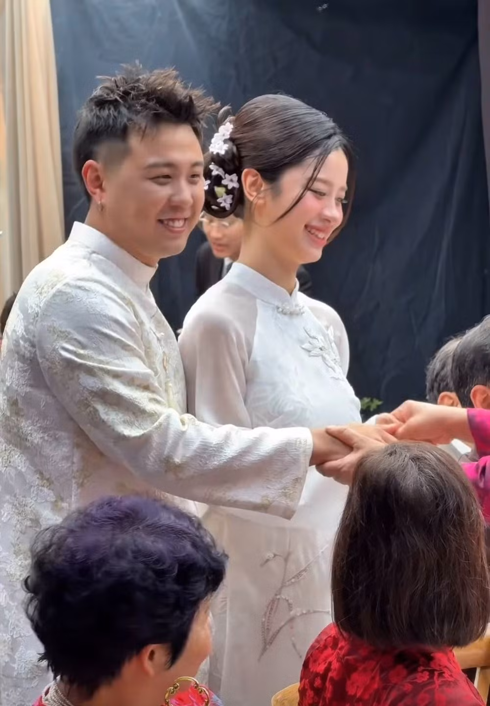 Vào tháng 3, Hàn Hằng - Huyme làm đám hỏi tại tư gia cô dâu ở Thanh Hóa. Cặp đôi quyết định về chung một nhà sau 5 năm hẹn hò.