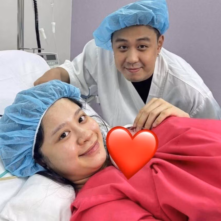 Trước đó, một số trang mạng xã hội chia sẻ bức ảnh Hàn Hằng ôm một em bé sơ sinh, trong khi Huyme kề cạnh ở bệnh viện. Khoảnh khắc được cho là do họa sĩ Phạm An Hải, bố Huyme, chia sẻ lên trang cá nhân, khoe có cháu nội, sau đó đã xóa đi.