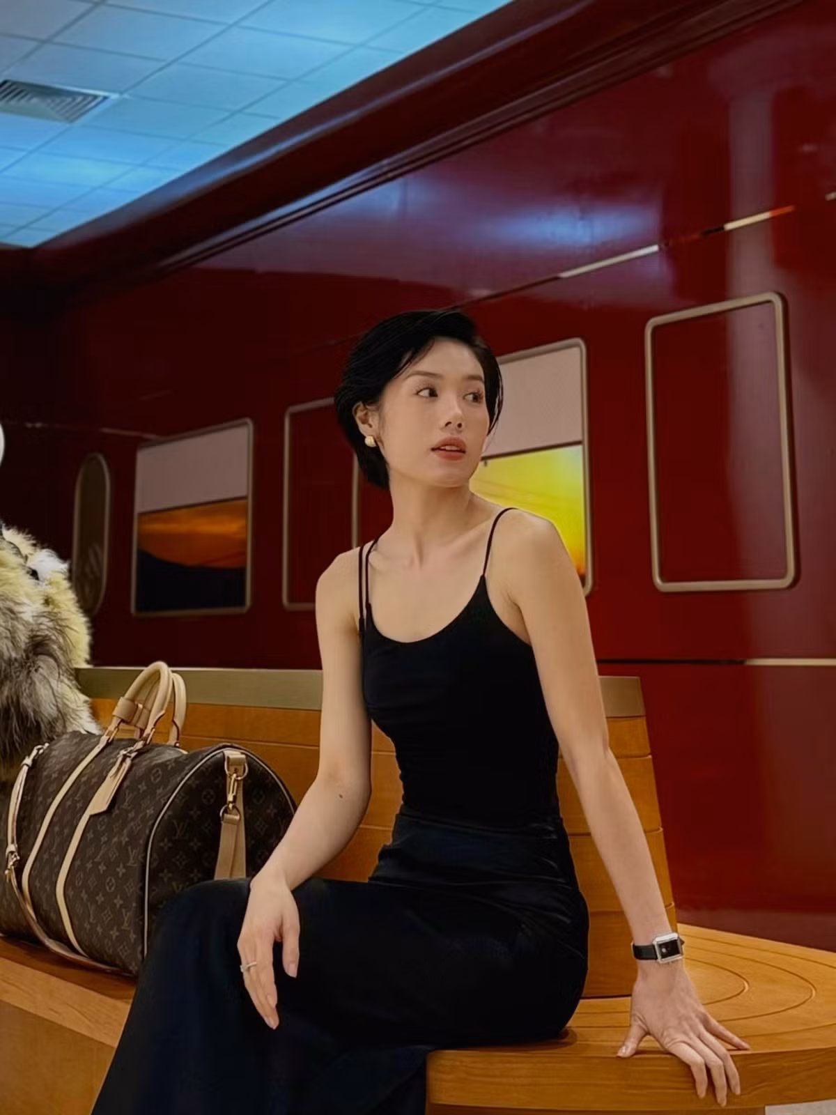 Sau đó Trâm Anh lấn sân điện ảnh và bây giờ trở thành nữ chính trong dự án điện ảnh 'Tử Chiến Trên Không'. Theo giới thiệu, cô vào vai nữ tiếp viên hàng không gan dạ, đánh dấu một bước tiến mới trong sự nghiệp.