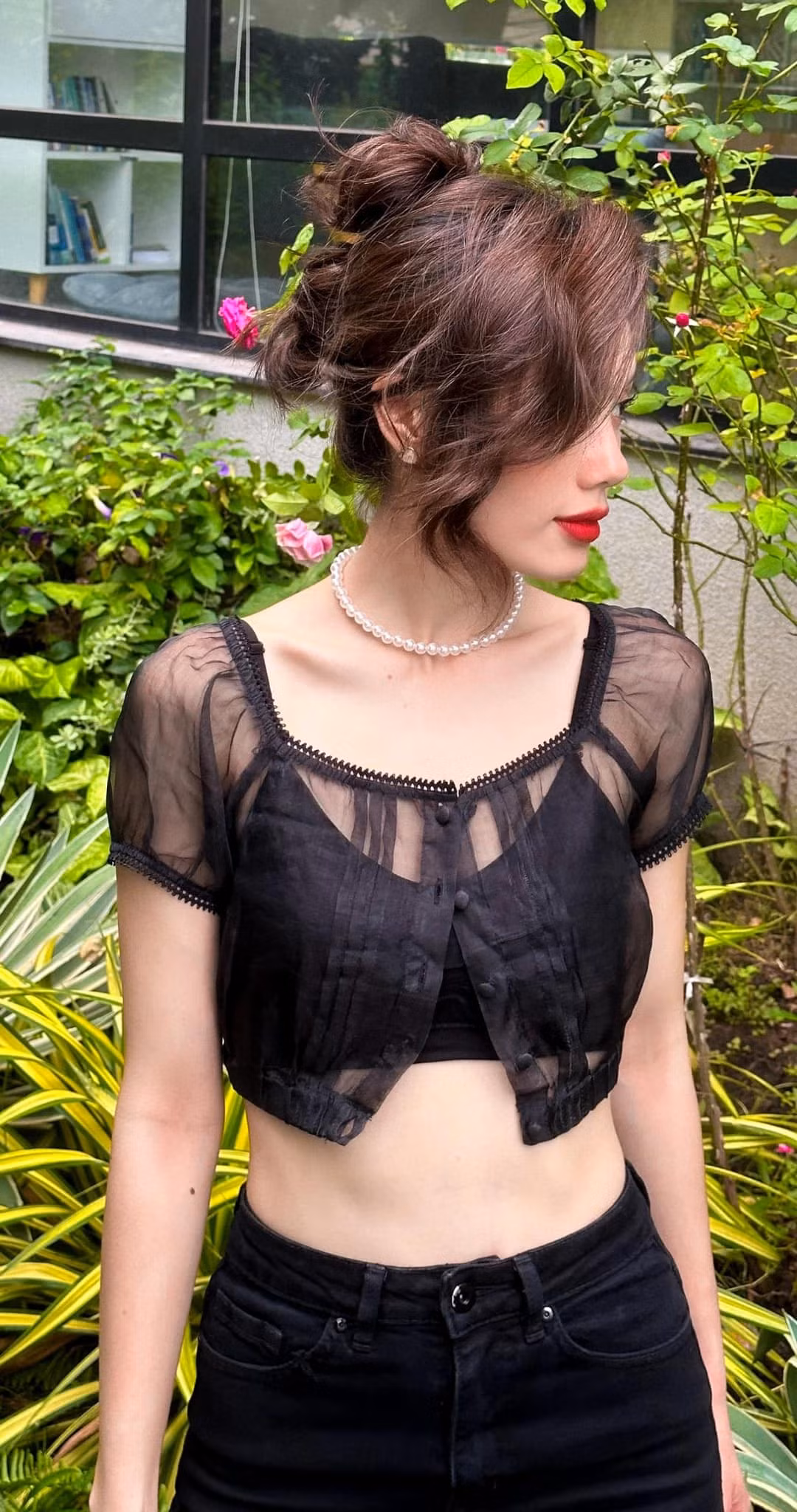 Trâm Anh nay đã trở nên quyến rũ và cuốn hút hơn hẳn, thần thái cũng trưởng thành và tự tin hơn.