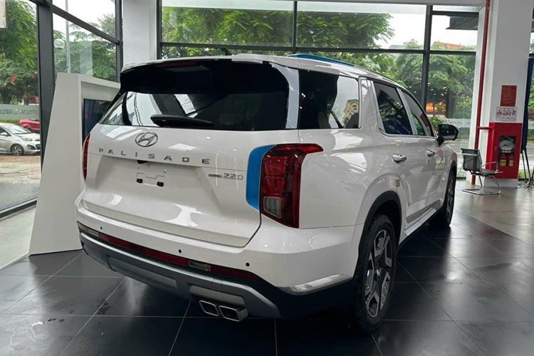 Ưu đãi của đại lý đã bao gồm khuyến mãi chính hãng. Trong tháng 10/2025 này, Hyundai Thành Công đã áp dụng chương trình giảm giá cho hàng loạt mẫu xe của mình, bao gồm cả Palisade. Cụ thể hơn, trong tháng 10/2025, khách hàng mua các mẫu xe Hyundai Palisade, SantaFe, Tucson, Creta, Accent và Stargazer đều có cơ hội lựa chọn 1 trong 3 gói ưu đãi.