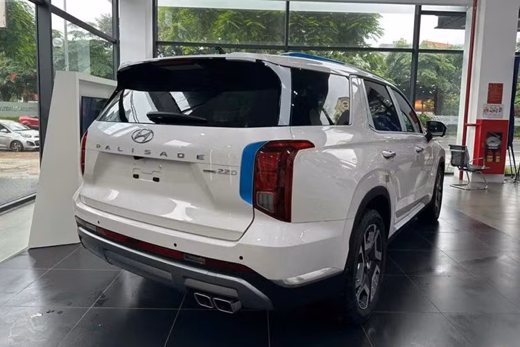 Ưu đãi của đại lý đã bao gồm khuyến mãi chính hãng. Trong tháng 10/2025 này, Hyundai Thành Công đã áp dụng chương trình giảm giá cho hàng loạt mẫu xe của mình, bao gồm cả Palisade. Cụ thể hơn, trong tháng 10/2025, khách hàng mua các mẫu xe Hyundai Palisade, SantaFe, Tucson, Creta, Accent và Stargazer đều có cơ hội lựa chọn 1 trong 3 gói ưu đãi.