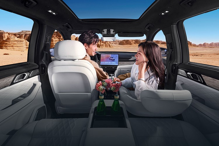 Ghế hành khách phía trước của Lynk &amp; Co 09 hỗ trợ chế độ không trọng lực. Xe cũng có chỗ để chân chỉnh điện 280 mm. Bảng điều khiển trung tâm sử dụng màn hình cảm ứng 15,4 inch và bảng đồng hồ LCD 12,3 inch.