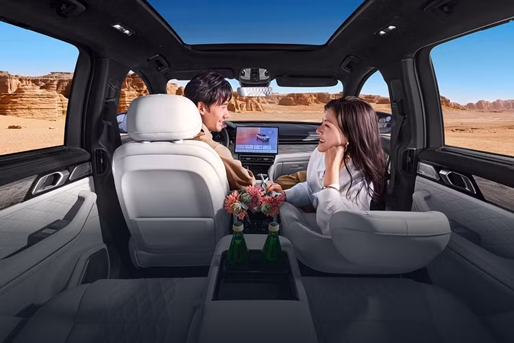 Ghế hành khách phía trước của Lynk &amp; Co 09 hỗ trợ chế độ không trọng lực. Xe cũng có chỗ để chân chỉnh điện 280 mm. Bảng điều khiển trung tâm sử dụng màn hình cảm ứng 15,4 inch và bảng đồng hồ LCD 12,3 inch.