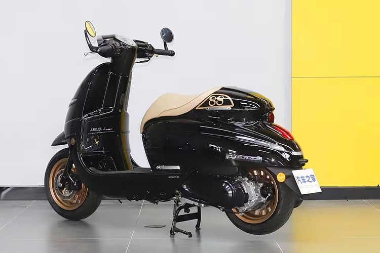 Thiết kế của Peugeot Django 150 cũng được chăm chút với những chi tiết cổ điển, như đèn pha tách rời được nâng cấp với thấu kính cảm biến ánh sáng thích ứng. Khách hàng còn có thể lựa chọn giữa đệm ghế da cổ điển hoặc đệm ghế chống trượt họa tiết kim cương, tạo nên sự sang trọng và tiện nghi cho người sử dụng.