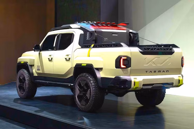 Khi kéo xuống trang, Kia còn giới thiệu thêm 9 phiên bản khác của Tasman, hướng tới mục đích thương mại như: xe cảnh sát, xe cứu thương, xe safari, xe chở quân, xe bọc thép… Tất cả đều được chú thích là “chỉ mang tính minh họa”.