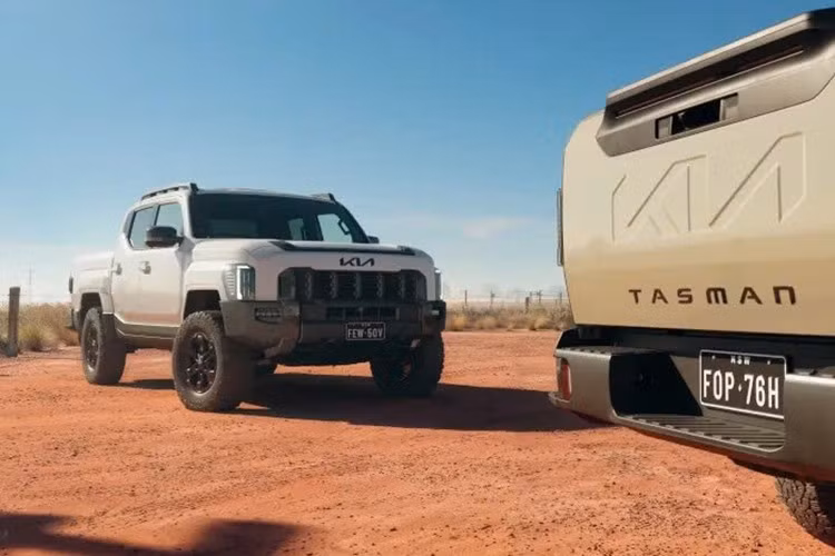 Và thực tế, Kia cũng đã úp mở về một biến thể như vậy thông qua mẫu concept Tasman Weekender – được trang bị vè thân cùng màu, cản trước mới và hệ thống treo nâng cao. Mẫu xe này được cho là sẽ đối đầu trực tiếp với những cái tên như Ford Ranger Raptor trong tương lai gần.