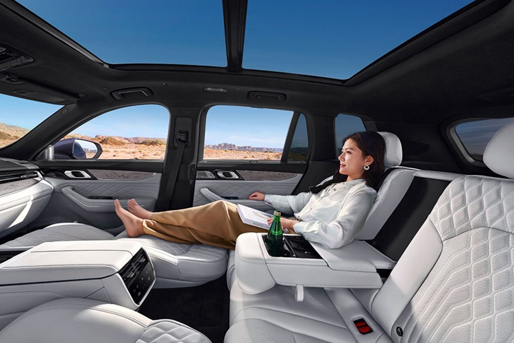 Hàng ghế sau của mẫu xe SUV Lynk &amp; Co 09 2026 mới này cũng được trang bị chức năng sưởi ấm, thông gió và massage 8 điểm không kém cạnh gì đàn anh 900.