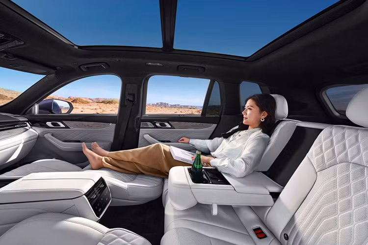 Hàng ghế sau của mẫu xe SUV Lynk &amp; Co 09 2026 mới này cũng được trang bị chức năng sưởi ấm, thông gió và massage 8 điểm không kém cạnh gì đàn anh 900.