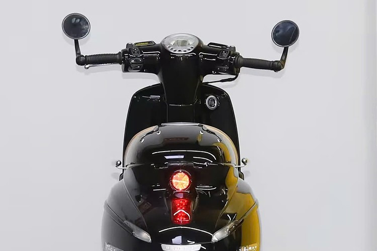 Trong khi Honda SH Mode chỉ có bảng đồng hồ analog kết hợp màn hình LCD nhỏ, Peugeot Django 150 2025 lại sở hữu bảng đồng hồ kỹ thuật số toàn phần với màn hình TFT màu sắc và khả năng kết nối với điện thoại di động.