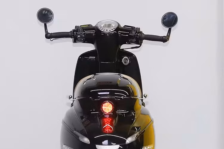 Trong khi Honda SH Mode chỉ có bảng đồng hồ analog kết hợp màn hình LCD nhỏ, Peugeot Django 150 2025 lại sở hữu bảng đồng hồ kỹ thuật số toàn phần với màn hình TFT màu sắc và khả năng kết nối với điện thoại di động.