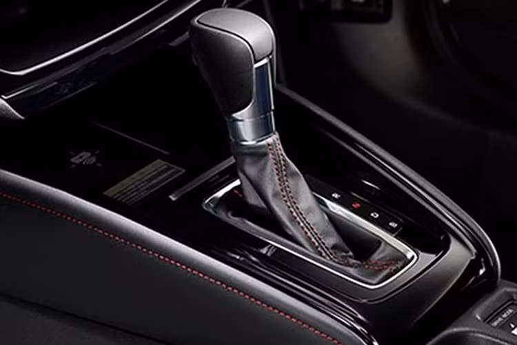 HR-V e:HEV RS 2026 vẫn sử dụng hệ thống hybrid e:HEV quen thuộc, kết hợp động cơ xăng 1.5L DOHC i-VTEC với hai mô-tơ điện và hộp số e-CVT. Hệ thống này cho công suất tối đa 106 mã lực từ động cơ xăng, 131 mã lực.