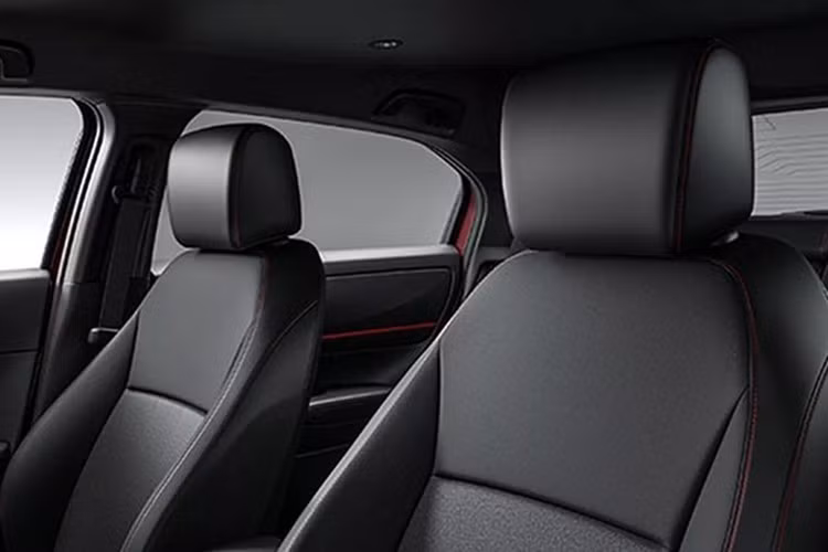 Trên phiên bản nâng cấp này, HR-V e:HEV RS 2026 vẫn khiến không ít người dùng kỳ vọng hơn khi giữ nguyên cụm đồng hồ kỹ thuật số 7 inch, màn hình trung tâm 9 inch, cổng USB Type-A thay vì Type-C, và chưa có chế độ lái riêng cho bản RS.