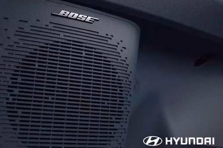 Không chỉ tiện nghi hơn, Hyundai Venue 2026 còn được bổ sung nhiều tính năng an toàn mới. Trong đó, nâng cấp lớn nhất là gói trợ lái xe nâng cao ADAS cấp độ 2, bao gồm các tính năng như hệ thống kiểm soát hành trình thông minh có chức năng dừng/khởi động lại, hỗ trợ tránh va chạm phía trước, hỗ trợ giữ làn đường, cảnh báo mất tập trung cho người lái và hỗ trợ tránh va chạm khi lùi.