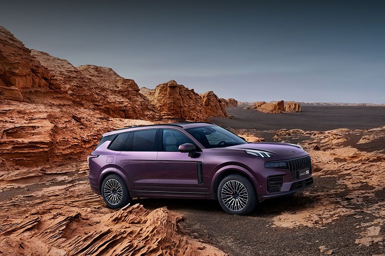 Cụ thể, chiếc xe 09 nay sẽ bị loại bỏ hoàn toàn bản 6 và 7 chỗ. Vì vậy khách hàng muốn mua một chiếc Lynk &amp; Co SUV 7 chỗ sẽ buộc phải chọn dòng 900.