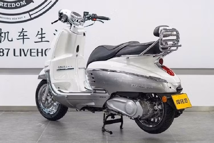 Xe được trang bị động cơ 150cc, 4 van, làm mát bằng nước, cho công suất tối đa 14,4 mã lực và mô-men xoắn cực đại 13,8 Nm. Django 150 thế hệ mới vẫn duy trì khả năng tăng tốc từ 0-100 km/h trong 9,6 giây.