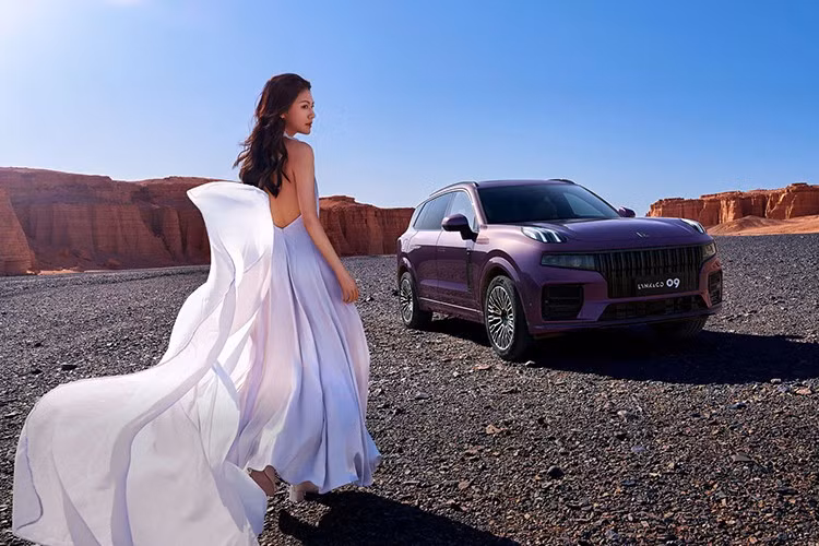 Lynk &amp; Co 09 gia nhập thị trường Trung Quốc vào cuối năm 2021 với tư cách là mẫu xe chủ lực của thương hiệu cao cấp Geely. Sau 4 năm, vị trí này của chiếc xe đã được thay bằng Lynk &amp; Co 900.