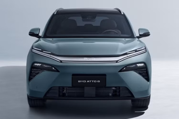 Nhờ pin lithium-sắt-photphat (LFP) có dung lượng 35,62 kWh, BYD Atto 8 có thể chạy hoàn toàn bằng điện trong phạm vi 150 km theo tiêu chuẩn WLTC. Với bình nhiên liệu 60 lít, xe đạt quãng đường di chuyển 1.017 km với mức tiêu thụ nhiên liệu trung bình 6,3 lít/100 km.