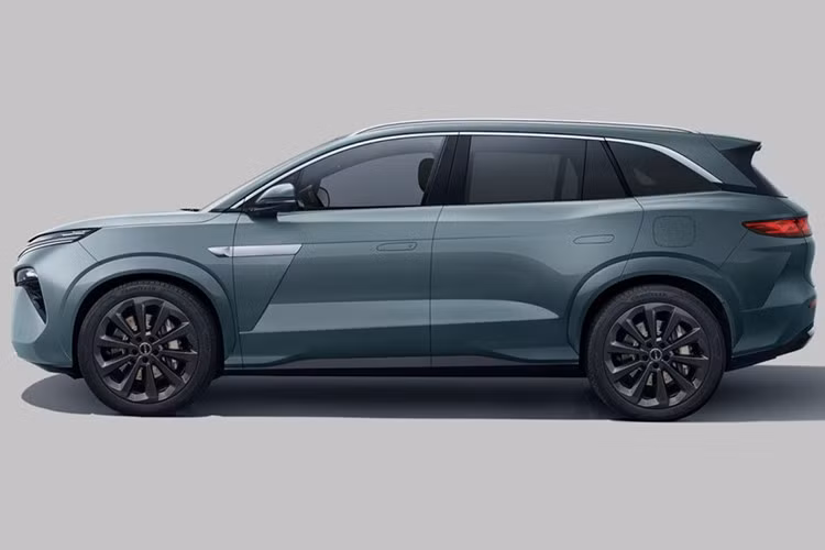 Trước đó, dòng xe mang tên Atto của BYD chỉ có 2 sản phẩm là Atto 3 và Atto 2. Con số “8” trong tên gọi cho thấy đây sẽ là mẫu xe đầu bảng tạm thời của dòng xe này, đồng thời mở đường cho khả năng xuất hiện của SUV cỡ lớn BYD Atto 9 trong tương lai.