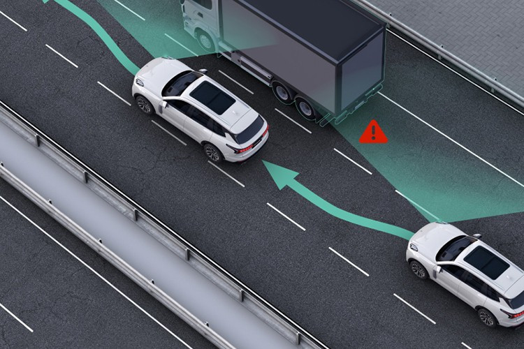 Kích thước của xe lần lượt là 5.042/1.977/1.780mm. Chiều dài cơ sở đạt 2.984mm. Khoảng sáng gầm xe Lynk &amp; Co 09 nâng cấp là 180mm. Phiên bản này không có hệ thống treo khí nén. Bán kính vòng quay của xe là 6,15 mét.