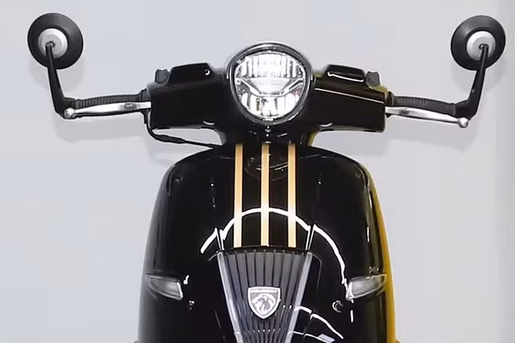 Đặc biệt, quy trình sơn 5 lớp mới đã tăng độ bền sơn lên 20% và độ sáng phản chiếu của các chi tiết mạ crôm lên 15%. Dù có giá bán thấp hơn so với "đối thủ" Honda SH Mode, nhưng Peugeot Django 150 lại nổi bật hơn về dung tích động cơ và trang bị.