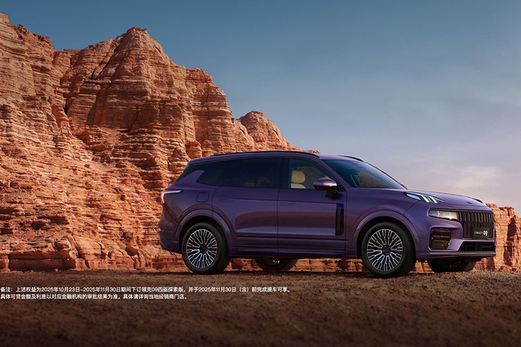 Chính vì vậy với phiên bản Lynk &amp; Co 09 có động cơ mild hybrid, hãng xe Trung Quốc đã không chỉ bổ sung các điểm mới mà còn tinh giản 1 chi tiết để tạo sự khác biệt giữa 09 và 900.