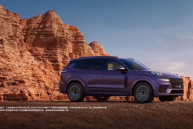 Chính vì vậy với phiên bản Lynk &amp; Co 09 có động cơ mild hybrid, hãng xe Trung Quốc đã không chỉ bổ sung các điểm mới mà còn tinh giản 1 chi tiết để tạo sự khác biệt giữa 09 và 900.