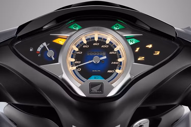 Phiên bản Cao cấp với phối màu mới đỏ đen trắng và xám đen xanh mang sự biến hóa các chi tiết màu sắc thú vị giúp định hình phong cách rõ nét hơn cho đa dạng đối tượng khách hàng, hướng đến hình ảnh trẻ trung, nổi bật vẻ cao cấp, hiện đại.