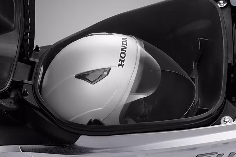 Hộc đựng đồ dưới yên của xe có dung tích lớn, đủ sức chứa một mũ bảo hiểm cả đầu cùng nhiều vật dụng cá nhân, đáp ứng tối đa nhu cầu di chuyển hàng ngày.