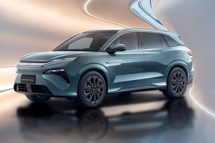 Tại Triển lãm Ô tô Quốc tế Tashkent 2025 diễn ra ở Uzbekistan, thương hiệu BYD của Trung Quốc đã vén màn mẫu SUV cỡ lớn mới mang tên Atto 8. Đây chính là phiên bản dành cho thị trường ngoài Trung Quốc của mẫu xe BYD Tang L.
