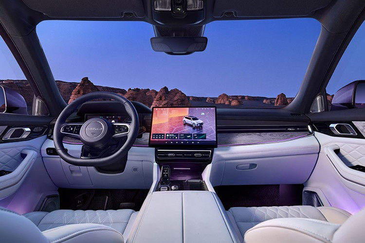 Nội thất xe có hai phối màu: đen nâu và đen trắng. Ghế ngồi của Lynk &amp; Co 09 được bọc da Nappa. Hàng ghế thứ hai của chiếc SUV này có chiều rộng 1.366 mm.