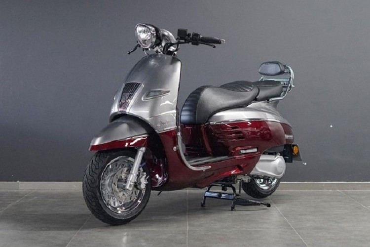 Ngoài ra, mẫu xe này còn được trang bị hệ thống chìa khóa thông minh Smartkey, cho phép mở khóa từ khoảng cách 2 mét. Đèn LED trên xe duy trì màu trắng ấm 5500K, trong khi hệ thống chống bó cứng phanh ABS kênh đôi và hệ thống kiểm soát lực kéo TCS.