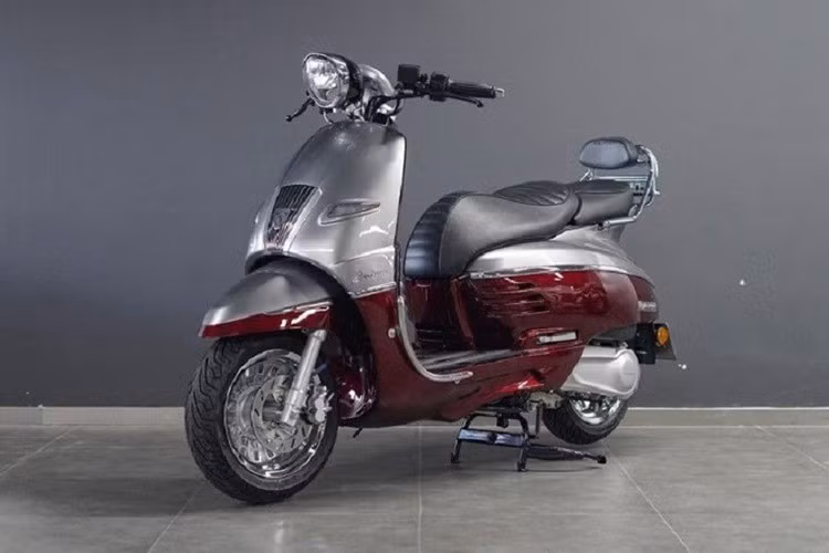 Ngoài ra, mẫu xe này còn được trang bị hệ thống chìa khóa thông minh Smartkey, cho phép mở khóa từ khoảng cách 2 mét. Đèn LED trên xe duy trì màu trắng ấm 5500K, trong khi hệ thống chống bó cứng phanh ABS kênh đôi và hệ thống kiểm soát lực kéo TCS.