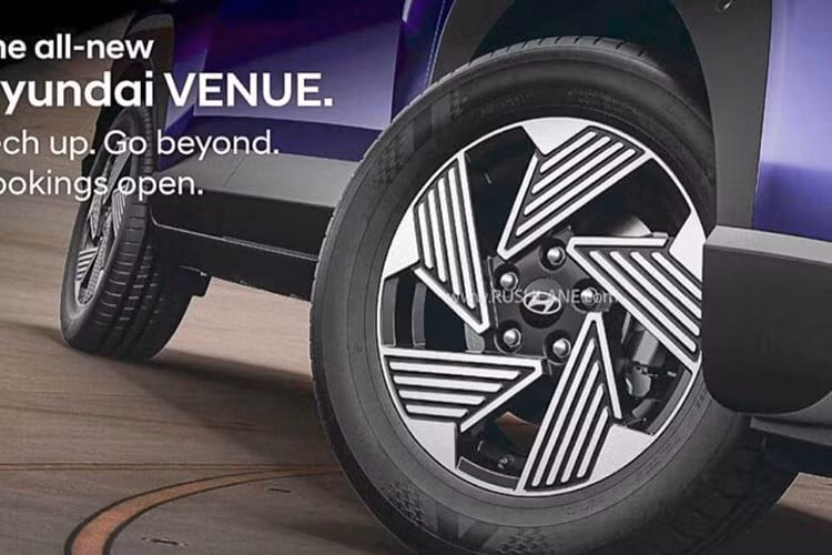 Nằm bên dưới nắp ca-pô của Hyundai Venue mới vẫn là 3 tùy chọn động cơ như trước. Đầu tiên là động cơ xăng hút khí tự nhiên, dung tích 1.2L, tạo ra công suất tối đa 83 mã lực. Thứ hai là động cơ xăng tăng áp 1.0L với công suất tối đa 120 mã lực. Cuối cùng là động cơ diesel 1.5L, sở hữu công suất tối đa 116 mã lực.