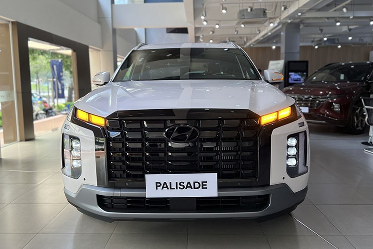 Ngoài ra, xe còn có những tính năng an toàn như 7 túi khí, cảnh báo áp suất lốp, đèn pha tự động thích ứng, hỗ trợ phòng tránh va chạm điểm mù, hỗ trợ phòng tránh va chạm khi lùi xe, cảnh báo va chạm khi ra khỏi xe, hỗ trợ giữ làn đường LFA &amp; LKA, phòng tránh va chạm trước FCA, điều khiển hành trình thông minh Smart Cruise Control, cảnh báo người lái mất tập trung DAW và hỗ trợ đỗ xe chủ động.